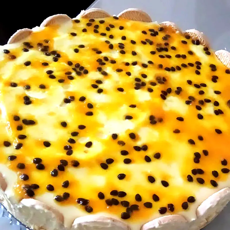 Torta de maracujá com sementes por cima