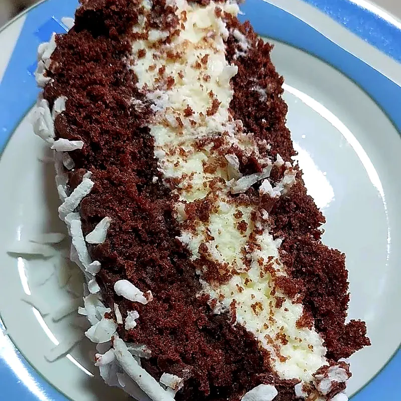 Fatia de bolo de chocolate com recheio branco de coco