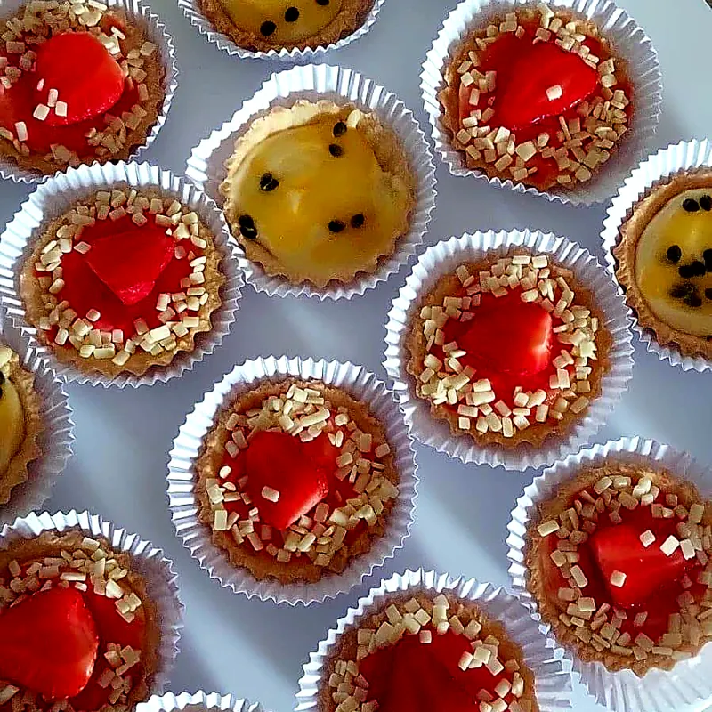 Tortinhas de morango e de maracujá em forminhas